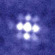 Изображение электронного облака, полученного туннельным микроскопом в Университете Калифорнии (University of California). Частица сама является источником собственной энергии.